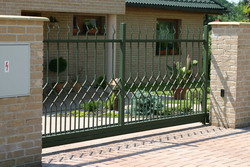 posuvná samonosná brána kovaný dekor
